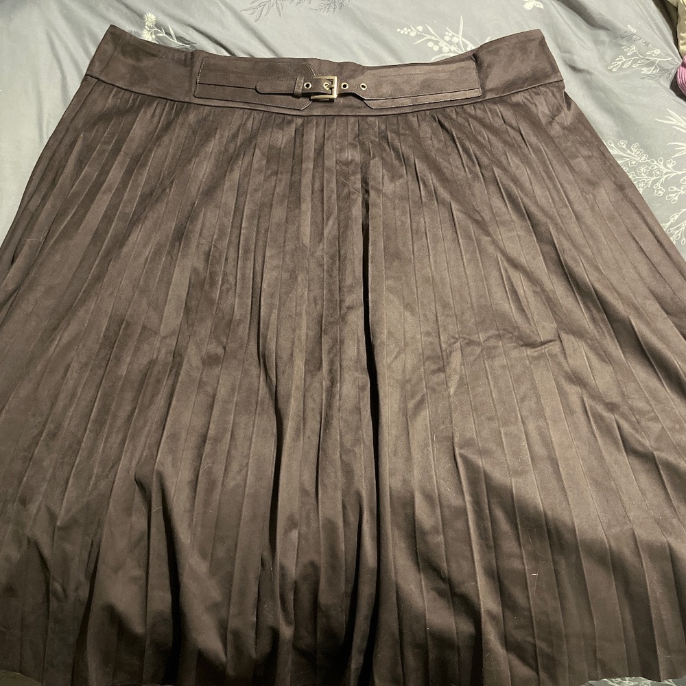 NWT 3x faux suede pleated skirt